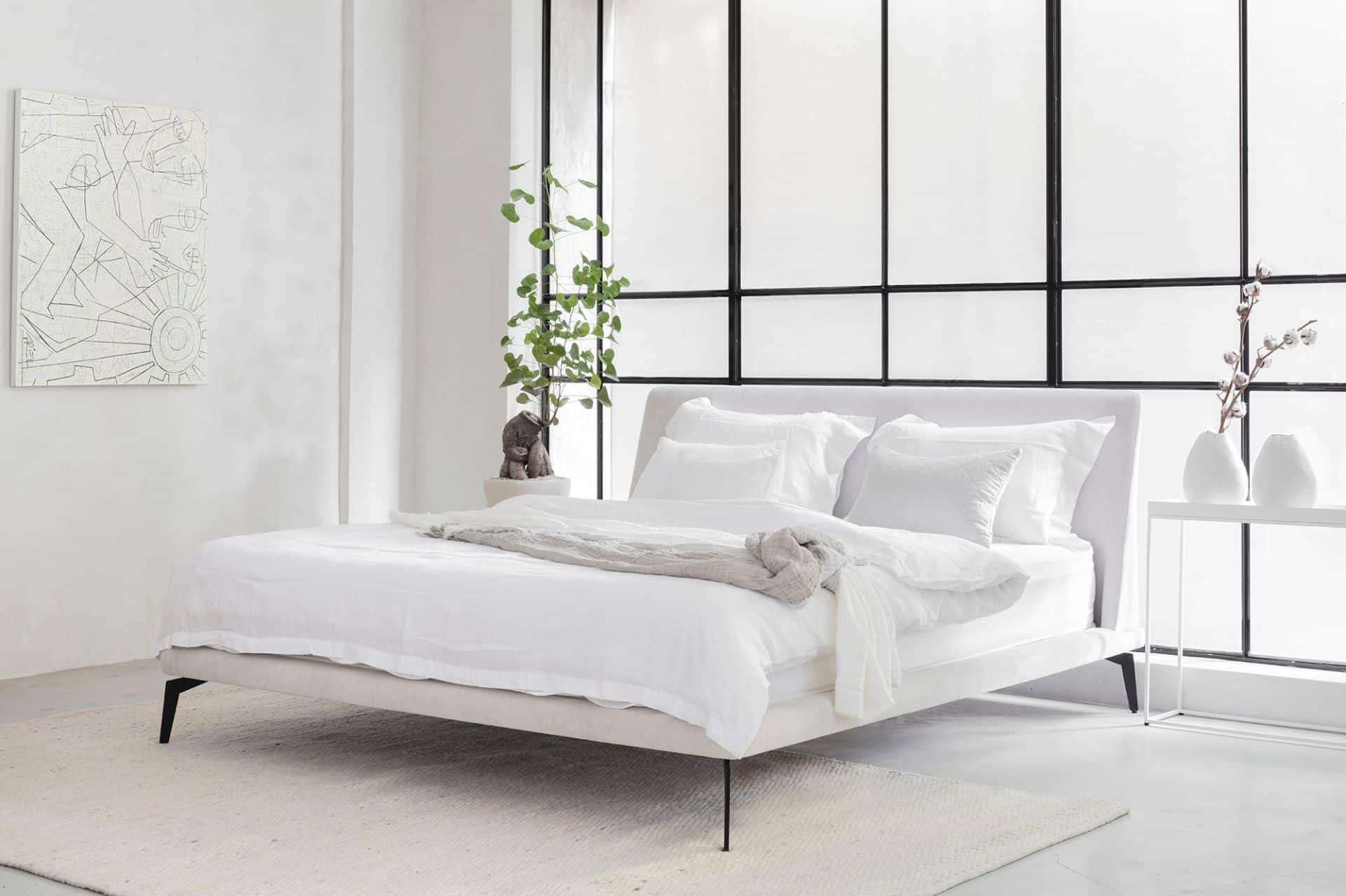 מיטה יוקרתית מעוצבת בצבע לבן ובהתאמה אישית