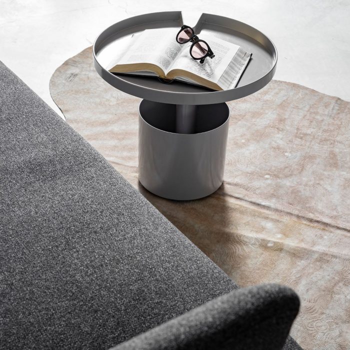 ספה מעוצבת בצבע אפור עכבר