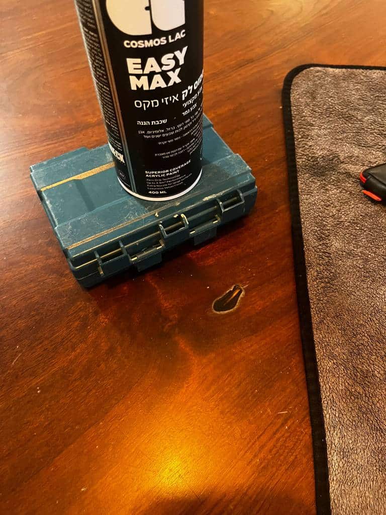 שולחן אוכל שנשרף מנר דולק