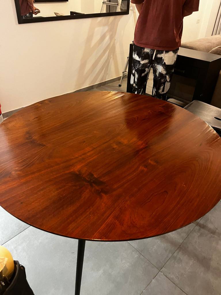 שולחן אוכל לאחר התיקון