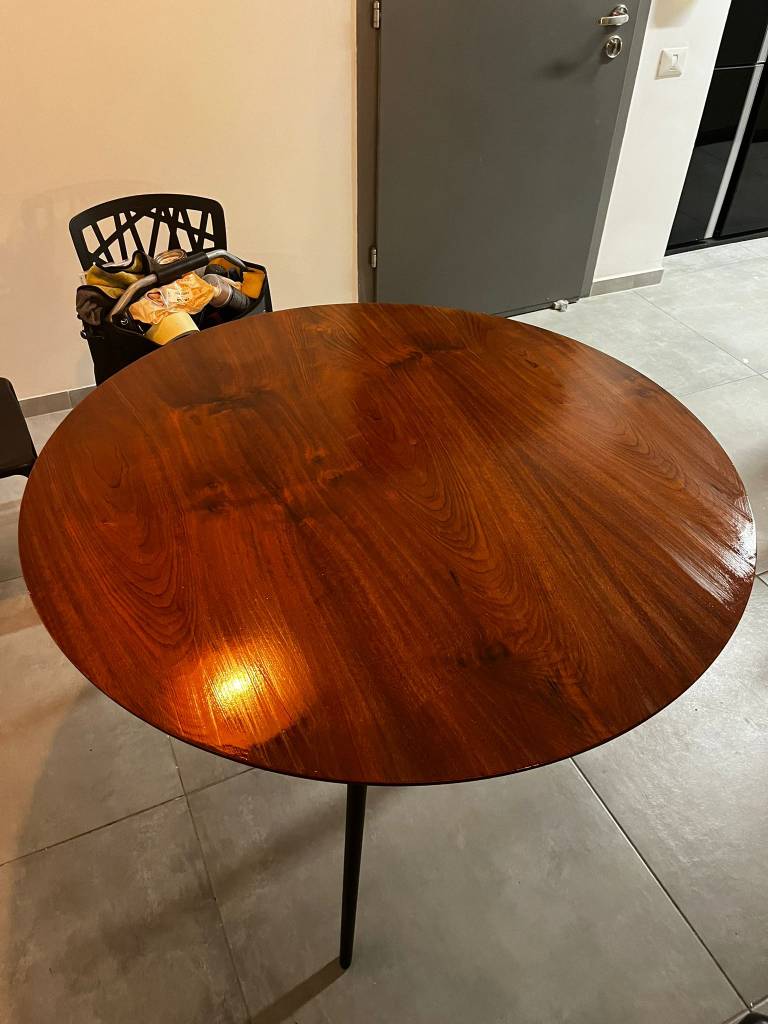 שולחן אוכל עץ לאחר התיקון