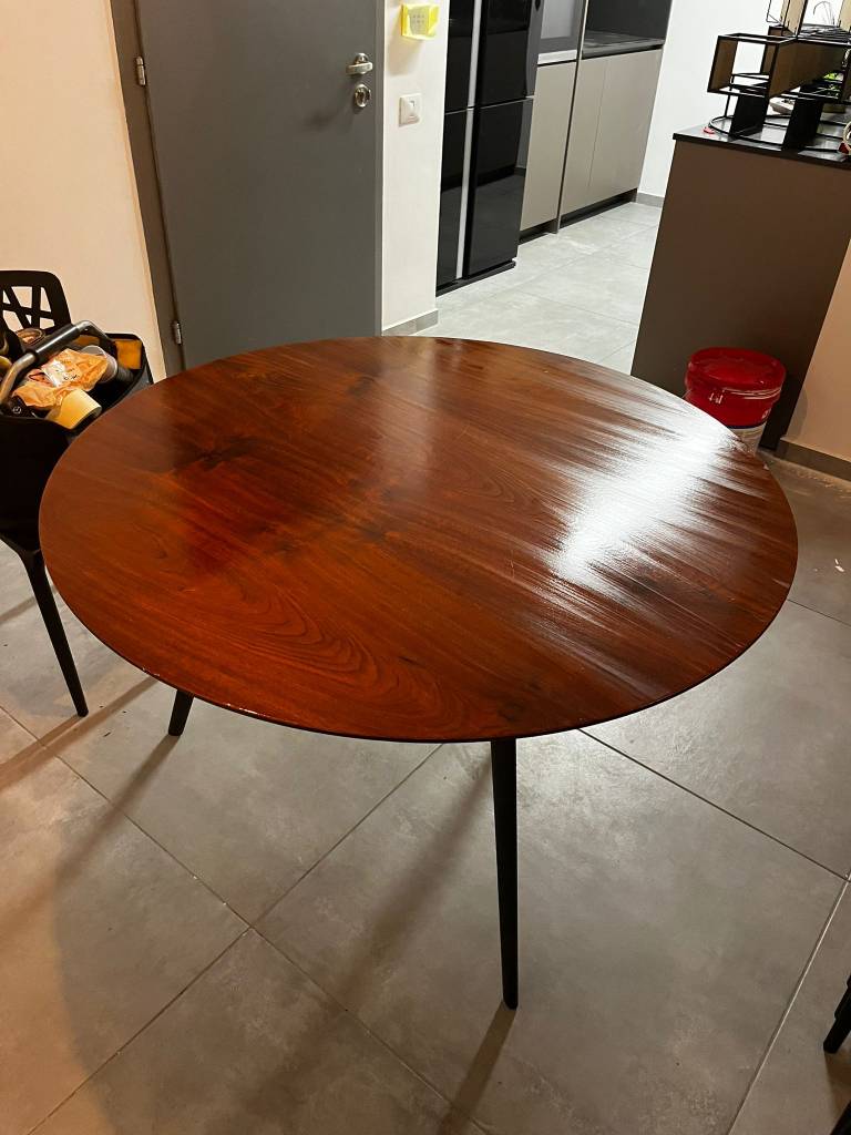 שולחן אוכל עץ לאחר התיקון